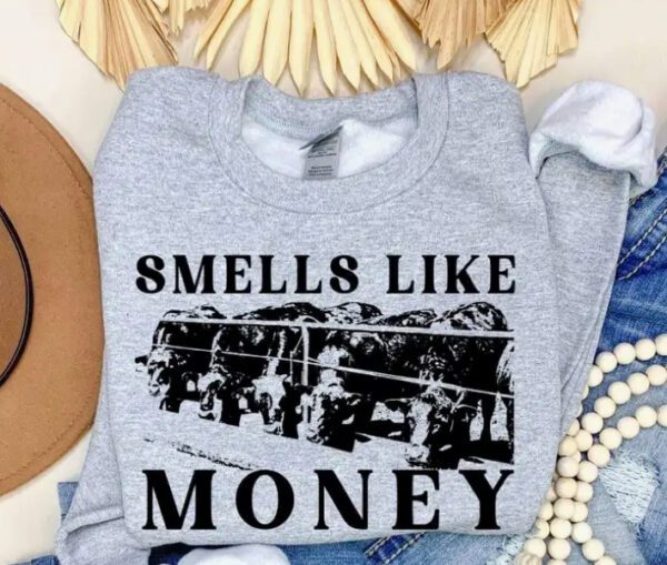 A t-shirt that says smells like money